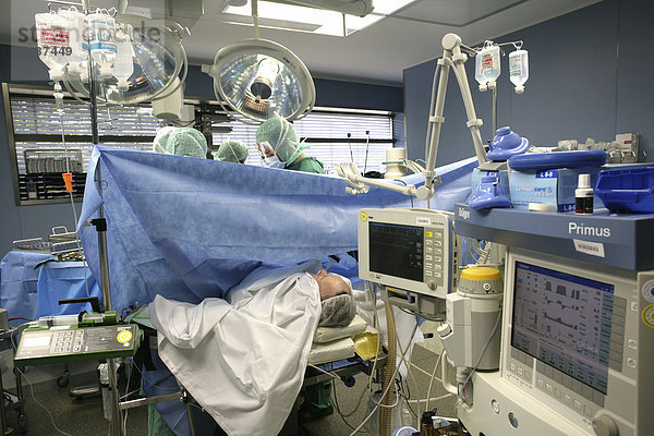 Patient während Operation  künstliche Beatmung  Überwachung der Vitalfunktionen  Narkosegerät  Deutschland