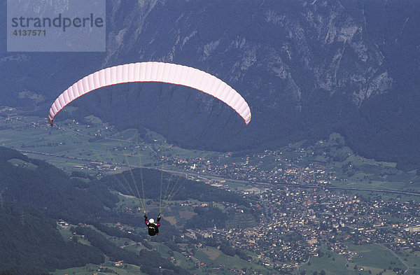 CHE  Schweiz  Kanton St. Gallen : Freizeitsport  Paragliding  vom Pizol Berg bei Sargans