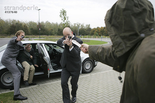 Personenschuetzer der Polizei trainieren die Abwehr eines Angreifers auf die Schutzperson  NRW  Deutschland