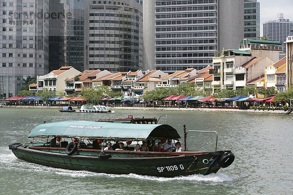 SGP  Singapore: Skyline der Innenstadt  Finanzzentrum. Singapore River. Kneipen und Restaurantviertel Boat Quay