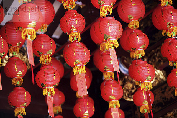 SGP  Singapore: Chinatown  chinesische Laternen  werden als Schmuck und Dekoration genommen aber auch als religioeses Objekt verwendet um Wuensche und Danksagungen  Opfergabe in Tempeln zu hinterlassen.