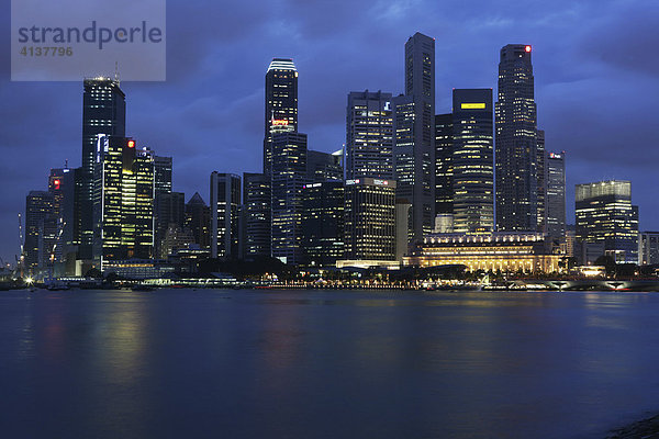 SGP  Singapore: Skyline der Innenstadt  Finanzzentrum.