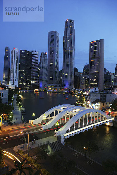 SGP  Singapore: Skyline der Innenstadt  Finanzzentrum. Singapore River. Boat Quay.