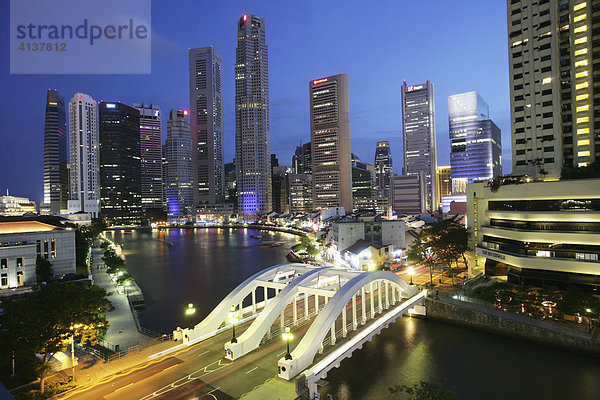 SGP  Singapore: Skyline der Innenstadt  Finanzzentrum. Singapore River. Boat Quay.