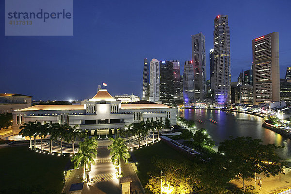 SGP  Singapore: Skyline der Innenstadt  Finanzzentrum. Singapore River. Boat Quay. Parlamentsgebaeude.