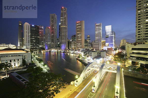 SGP  Singapore: Skyline der Innenstadt  Finanzzentrum. Singapore River. Boat Quay.