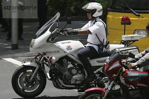 SGP  Singapore: Polizist auf Motorrad  Orchard road.
