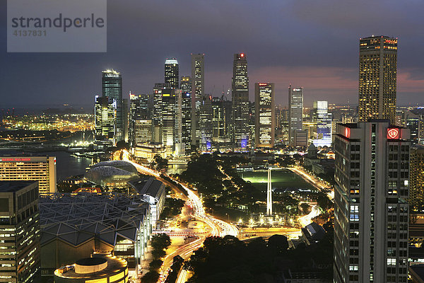 SGP  Singapore: Skyline der Innenstadt  Finanzzentrum.