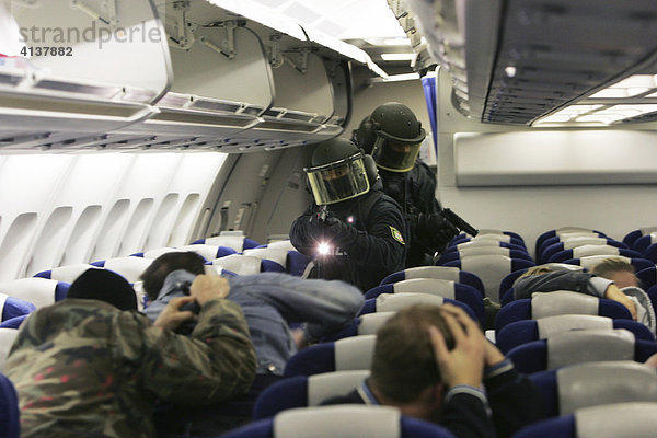 DEU  Bundesrepublik Deutschland  Düsseldorf : Beamte eines Spezialeinsatzkommandos  SEK  der Polizei NRW trainieren den Notzugriff auf ein Flugzeug bei einer Geiselnahme.