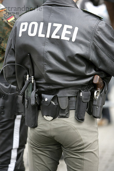 DEU  Bundesrepublik Deutschland : Polizist  Streifenpolizist  mit Ausruestungsguertel und Lederjacke.