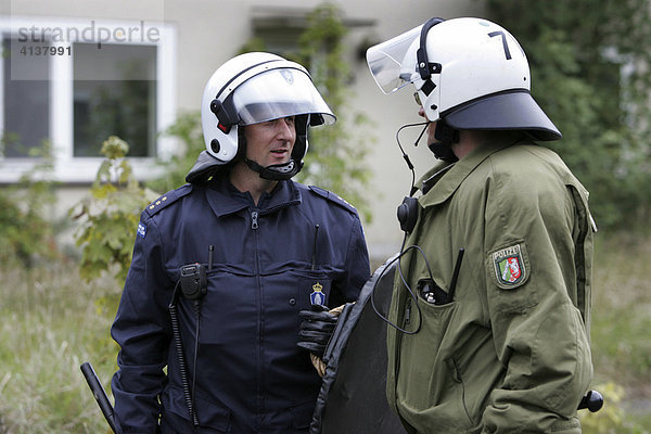 DEU Bundesrepublik Deutschland Weeze Grossübung der Polizei mit gestellten Krawallen