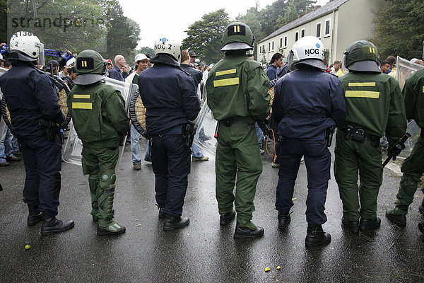 Deutschland  Weeze : Grossübung der Polizei  Polizeieinheiten aus NRW  der Bundespolizei und der niederländischen Bereitschaftspolizei üben den Einsatz gegen gewalttätige Fussballfans