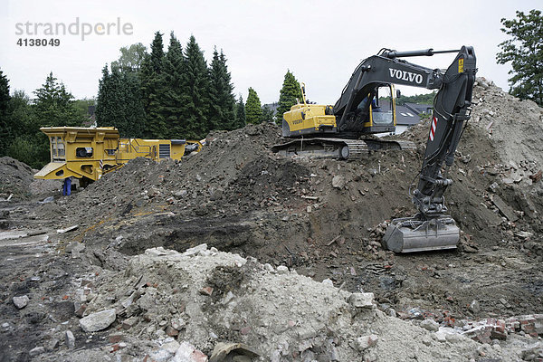 Ausbaggern einer Baugrube für das Fundament eines Mehrfamilienhauses  Baustelle in einer Wohnsiedlung in Essen-Stoppenberg  Essen  Deutschland