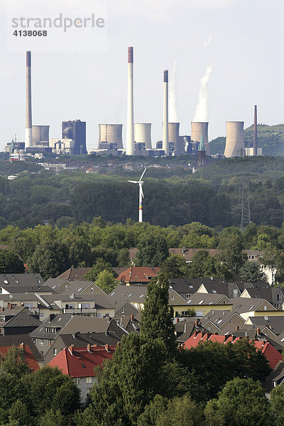 Wohnsiedlung Gartenstadt Welheim  dahinter das Kraftwerk Scholven  Bottrop  Nordrhein-Westfalen  Deutschland
