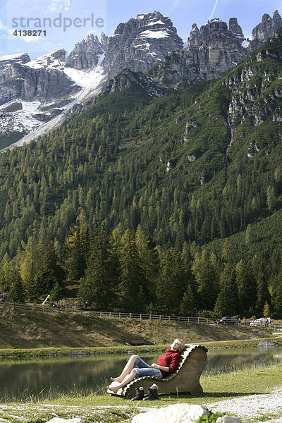 AUT Oesterreich Fulpmes Stubaital: Alpen- Wellness. Erlebnisweg bei der Schlickeralm. Im Wald Waxeck koennen Wanderer Speicher entspannen
