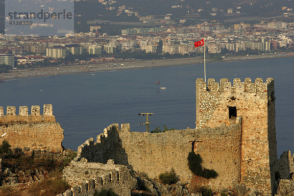 TUR  Türkei  Alanya : Türkische Riviera. Festungsmauern der Ic Kale Festung oberhalb der Stadt