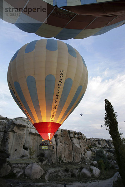 TUR Türkei Kappadokien : Fahrt Flug mit dem Heissluftballon über Kappadokien mit dem Unternehmen Kapadokya Balloons. Startvorbereitung