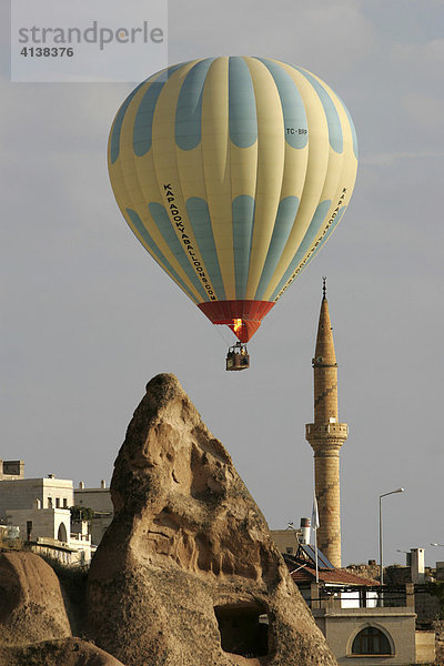 TUR Türkei Kappadokien : Fahrt Flug mit dem Heissluftballon über Kappadokien mit dem Unternehmen Kapadokya Balloons. Über dem Ort Uchisar