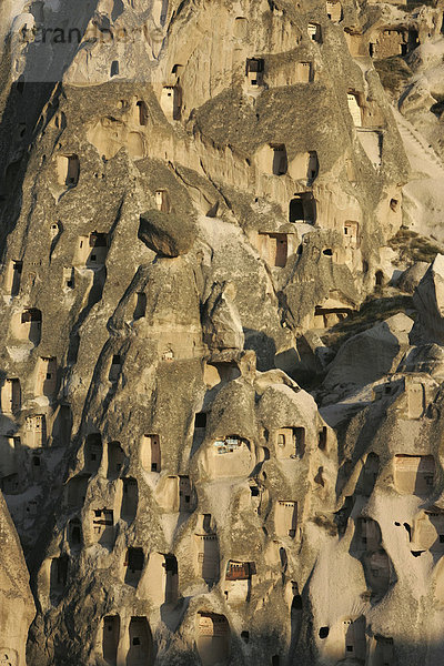 Tuffsteinlandschaft  Wohnungen in künstlichen Höhlen  Uchisar  Kappadokien  Türkei