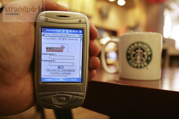 THA Thailand Bangkok W-lan verbindung wifi Angebot in einem Starbucks Cafe.
