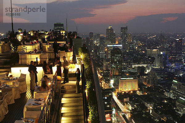 THA Thailand Bangkok Restaurant Bar Vertigo 61. Etage Dach des Banyan Tree Hotels Bangkok an der South Sathon Road. Weiter Blick ueber die Stadt.