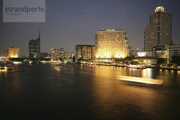 THA Thailand Bangkok Skyline am Chao Phraya Fluss. Hotels