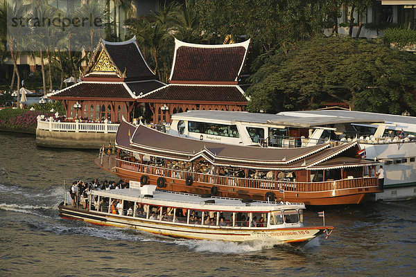 THA Thailand Bangkok Fähren auf dem Chao Phraya Fluss