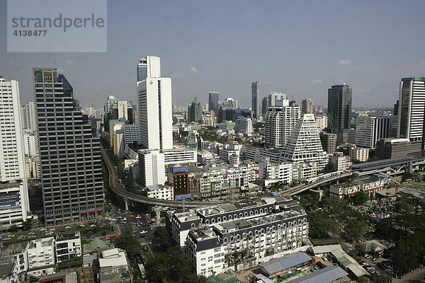 THA Thailand Bangkok Skyline an der Silom Road. Sky Train Strecke