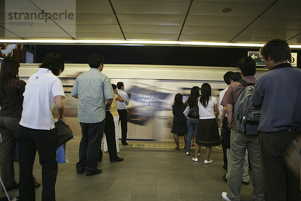 THA Thailand Bangkok U-Bahnhof organisierte Warteschlangen.