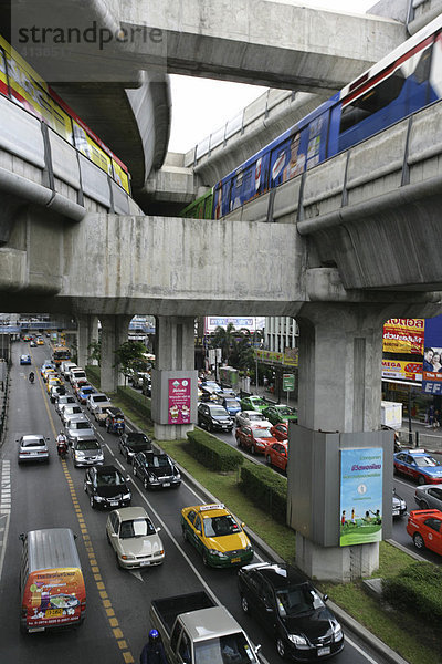 THA Thailand Bangkok Rushhour in der Innenstadt. Verkehrsstau. Trasse der Hochbahn. Thanon Rama I Strasse