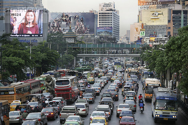 THA Thailand Bangkok Verkerhsstau zur Rushhour auf der Rajdamri Road.
