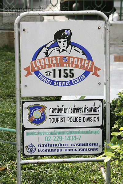 THA Thailand Bangkok Schild macht auf die Touristenpolizei aufmerksam. Tempelanlage Wat Arun.
