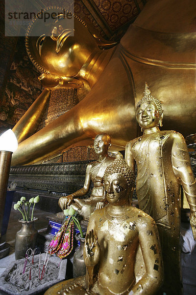 THA Thailand Bangkok Tempelanlage Wat Pho. Liegender Buddha 45 Meter lang und 15 Meter hoch.