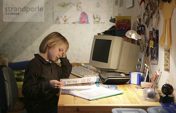 DEU  Bundesrepublik Deutschland: Junge  Grundschüler lernt  zuhause im Kinderzimmer  für die Schule  macht Hausaufgaben  Englisch.