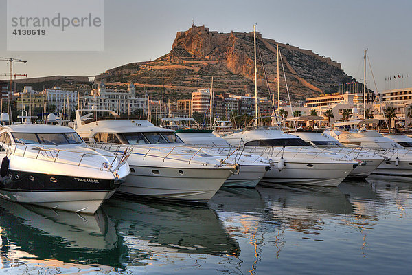 Spanien  Alicante: Blick ueber den Yachthafen auf die Skyline am Hafen und den Monte Benacantil mit dem Castillo de Santa Barbara