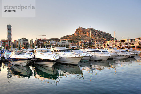 Spanien  Alicante: Blick ueber den Yachthafen auf die Skyline am Hafen und den Monte Benacantil mit dem Castillo de Santa Barbara