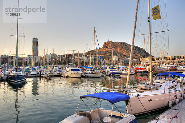 Spanien  Alicante: Blick ueber den Yachthafen auf die Skyline am Hafen und den Monte Benacantil mit dem Castillo de Santa Barbara