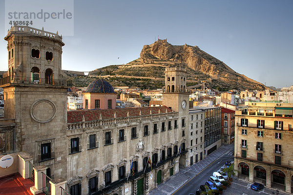 Spanien  Alicante: Rathaus  Ayuntamiento  Barockbau in der Altstadt  dahinter der Monte Benacantil mit der Festung Castillo de Santa Barbara