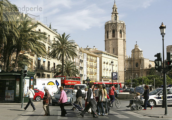 ESP  Spanien  Valencia: Altstadt  Plaza le la Reina  Torre del Miguelete  Glockenturm der Kathedrale.