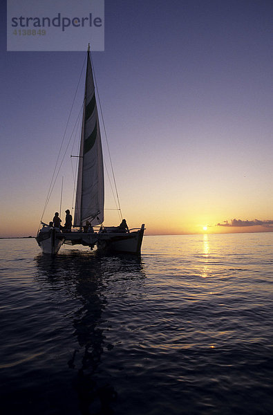 Segelboot-Ausflug mit dem Katamaran Beluga Sunset-Segeltoern Turks- und Caicosinseln Bahamas Karibik