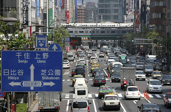 JPN  Japan  Tokio: Grosse Durchgangsstrasse  Eisenbahn und Metroverbindung  Harumi Dori Strasse. Elegantes Einkaufs- und Vergnügungsviertel Ginza