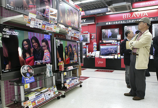 JPN  Japan  Tokio: Elektronik Geschäft  TV-Geräte
