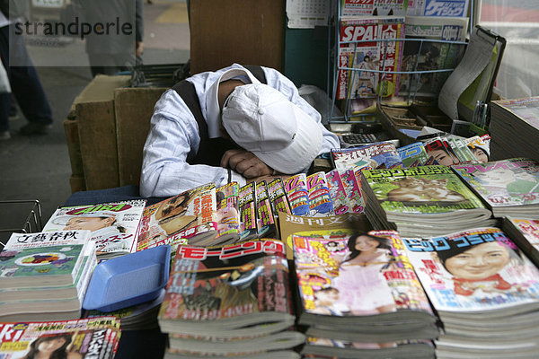 Zeitungsverkäufer macht ein Nickerchen  Tokio  Japan  Asien