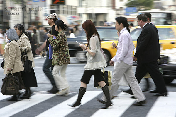 Menschen auf einem Fussgaengerüberweg Zebrastreifen in Ginza Tokio Japan