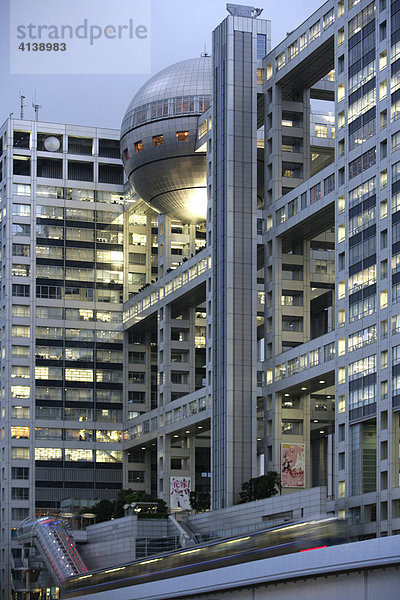 Fuji-TV Zentrale im Futuristischen Gebaeude Stadtteil Odaiba kuenstlich aufgeschuettetes Land in der Tokyo Bay Ueber die Rainbow-Bridge mit dem Festland verbunden Hotels Einkaufszentren Vergnuegungseinrichtungen kunestlicher Strand Museen Tokio Japan