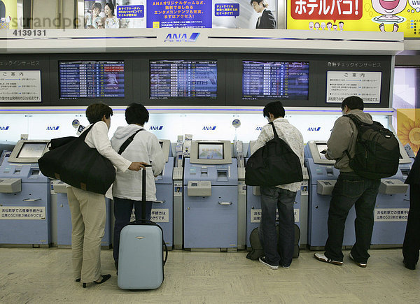 Check-in Automaten am Bahnhof Hamamatsucho  Tokio  Japan