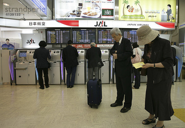 Check-in Automaten am Bahnhof Hamamatsucho  Tokio  Japan