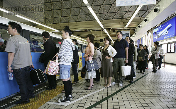 Wartende Passagiere am Bahnhof Hamamatsucho  Tokio  Japan  Asien