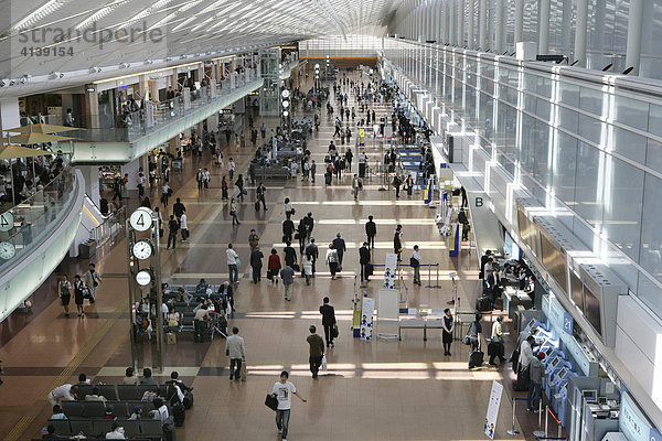 Flughafen Haneda  Ablfughalle  Check-In Schalter im Terminal 2  Tokio  Japan  Asien
