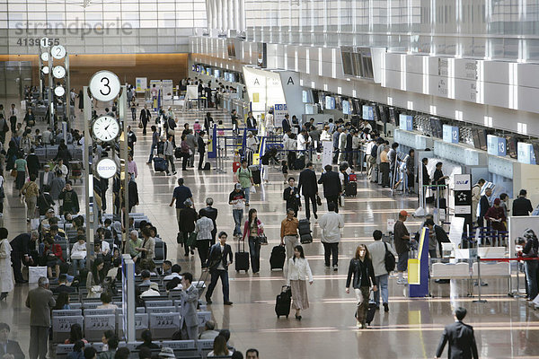 Flughafen Haneda  Ablfughalle  Check-In Schalter im Terminal 2  Tokio  Japan  Asien